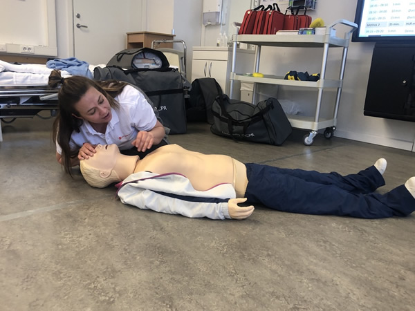 Førstehjelpskurs – instruktør viser HLR